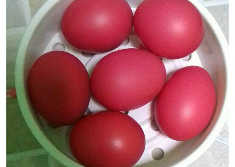 Cara Gampang Menyiapkan Telur Merah Ulang Tahun yang Enak