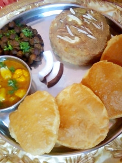 चने, हलवा, पूरी, आलू की सब्जी (Chane, halwa, puri, aloo ki sabzi रेसिपी मुख्य फोटो