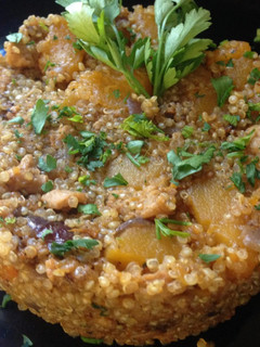 Una foto de Quinoa con calabaza y soja texturizada