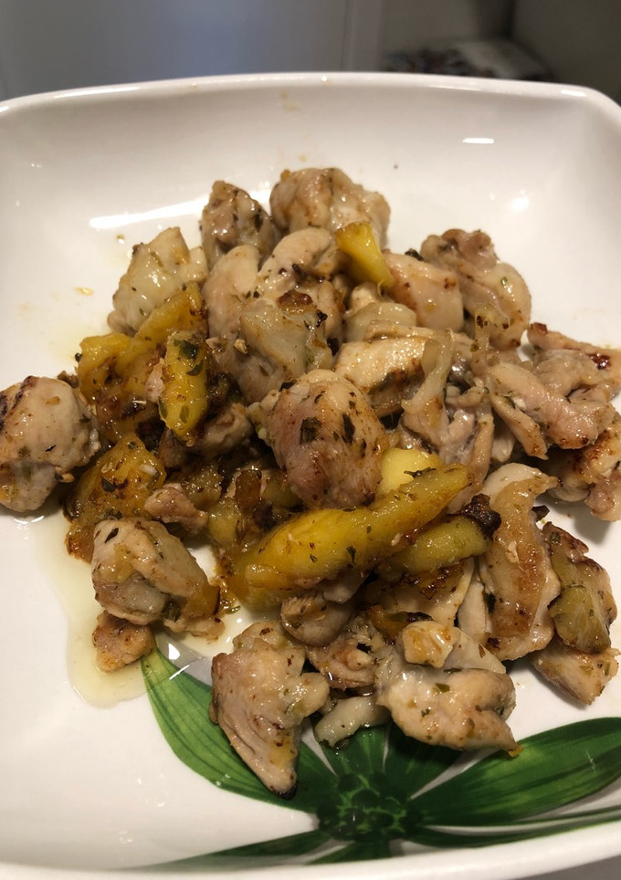 Una foto de Pollo y manzana