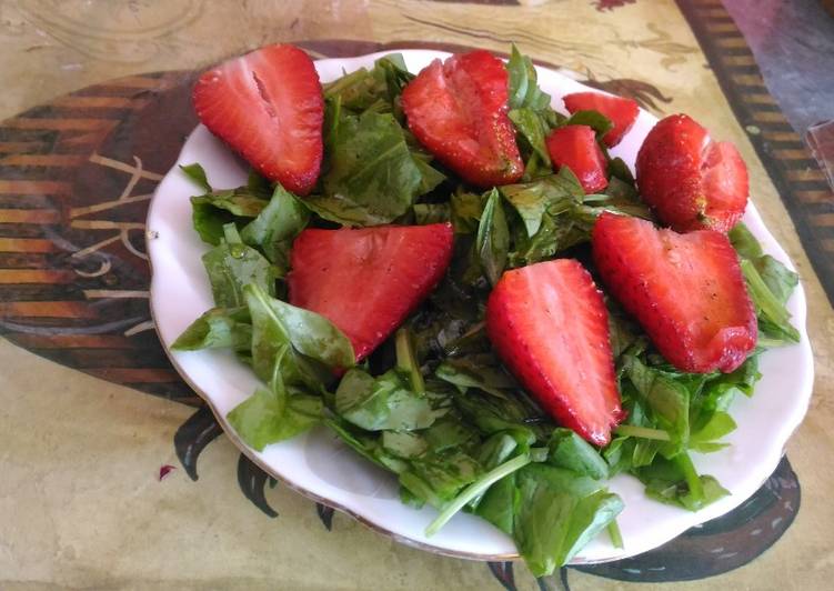 Strawberry spinach salad