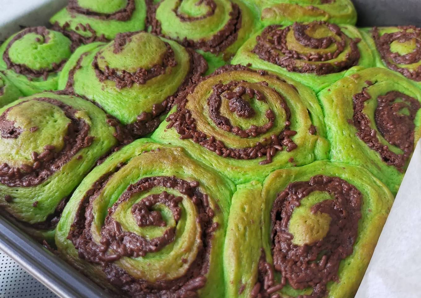 Pandan choco roll bread