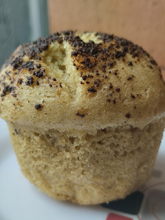 Una foto de Muffins / ponquecitos🧁 de banano🥛y chocolate🍫en licuadora y sin horno🍌🍯🧁