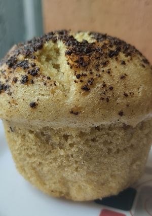 Una foto de Muffins / ponquecitos🧁 de banano🥛y chocolate🍫en licuadora y sin horno🍌🍯🧁