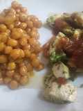 Pollo con aguacate y mermelada y garbanzos garrapiñados