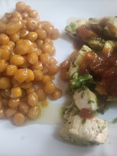 Una foto de Pollo con aguacate y mermelada y garbanzos garrapiñados