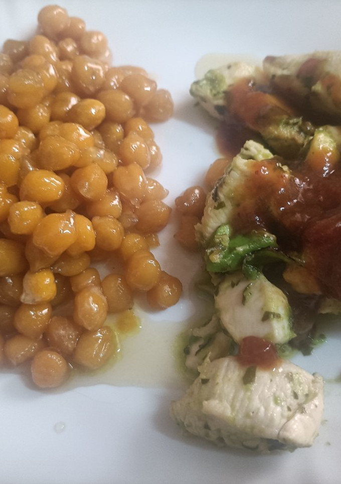 Una foto de Pollo con aguacate y mermelada y garbanzos garrapiñados