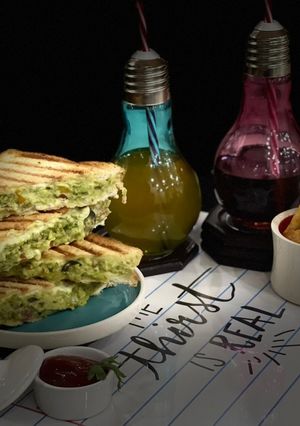 અવાકાડો સેન્ડવીચ (Avocado Sandwich Recipe in Gujarati) રેસીપી મુખ્ય ફોટો