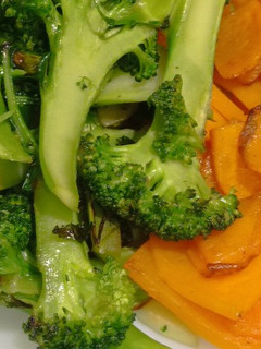Una foto de Calabaza y brócoli salteado