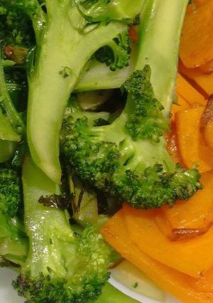 Una foto de Calabaza y brócoli salteado