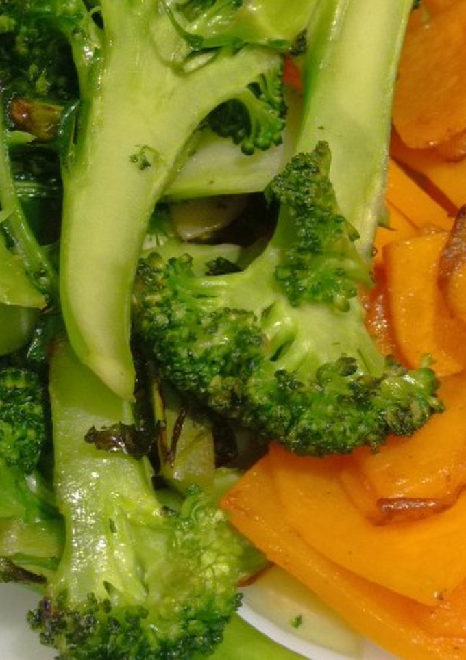 Una foto de Calabaza y brócoli salteado