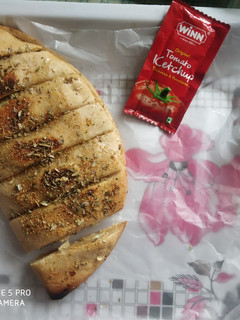 स्टफ गार्लिक चीज़ ब्रेड (बिना ओवन और यीस्ट) (Stuff garlic cheese bread (bina oven aur yeast) inHindi) रेसिपी मुख्य फोटो