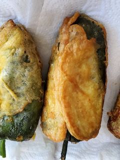 Una foto de Chiles rellenos de queso secos