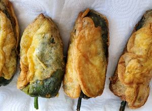 Una foto de Chiles rellenos de queso secos