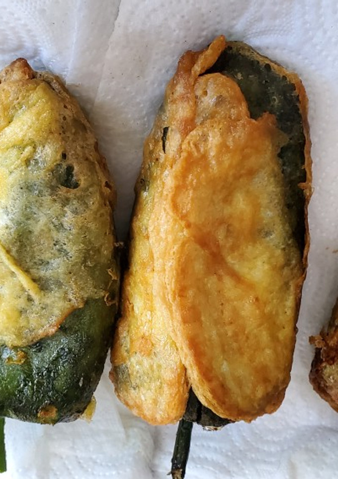 Una foto de Chiles rellenos de queso secos