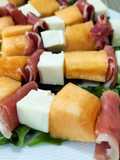Brocheta de melón, jamón y mozzarella