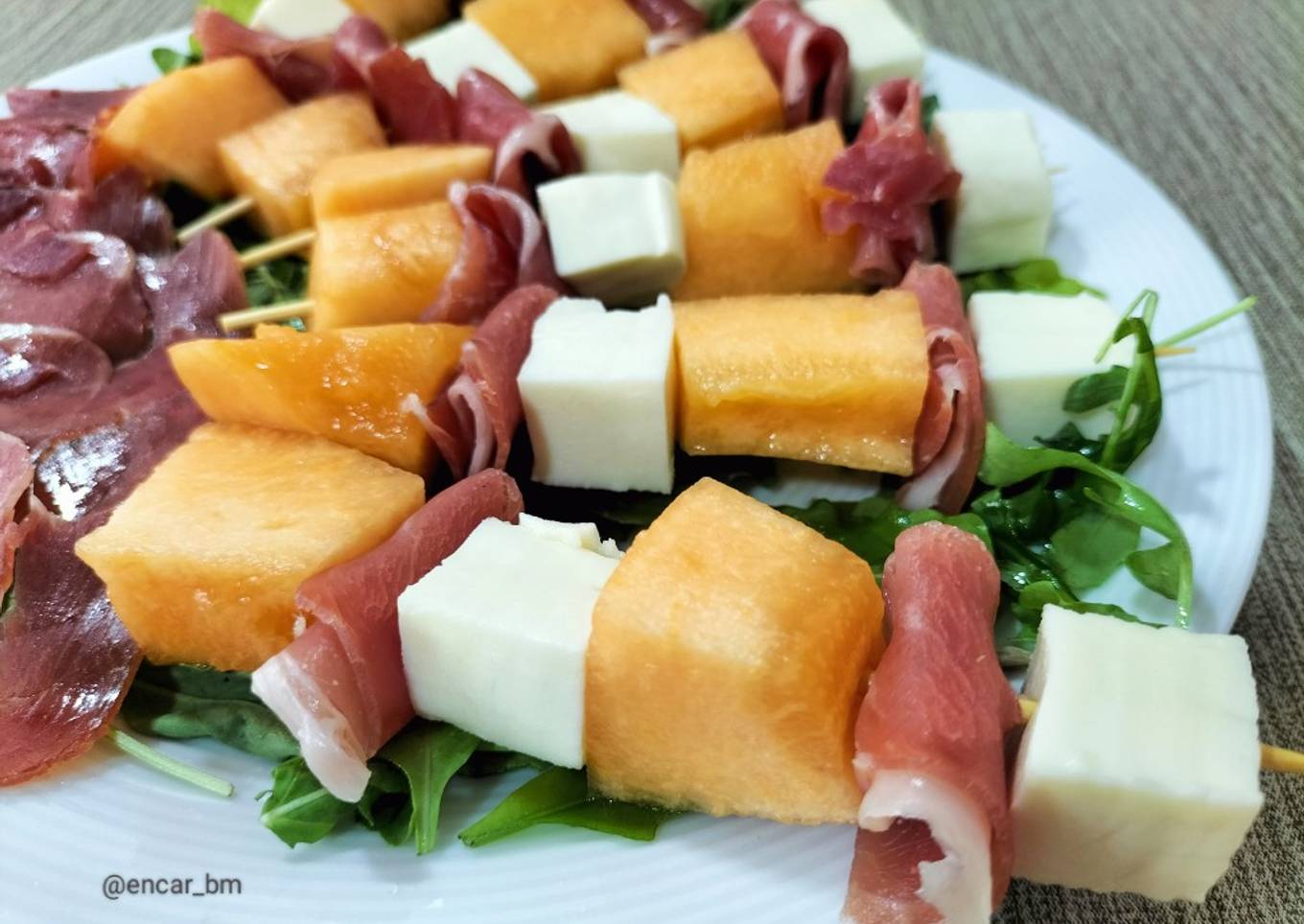 Brochetas de melón, jamón y mozzarella