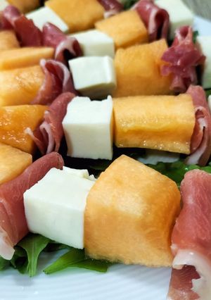 Una foto de Brocheta de melón, jamón y mozzarella