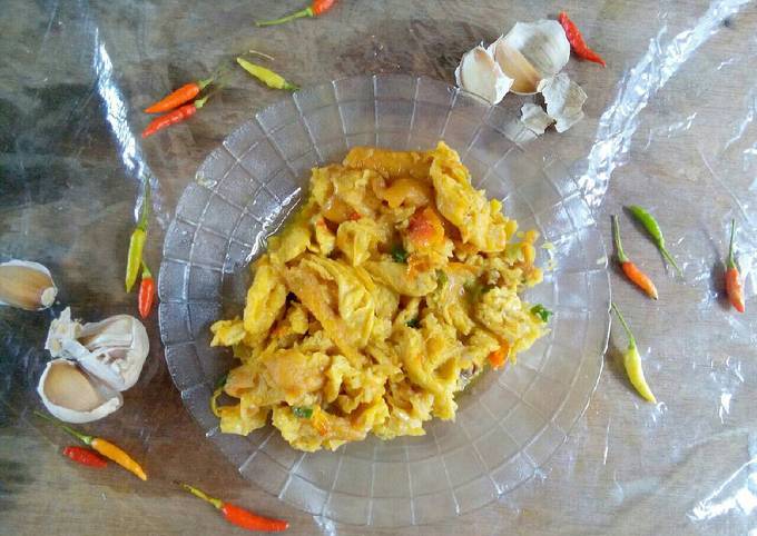 Standar Bagaimana cara bikin Telur Dadar Tumis Sambal Ulek dijamin lezat