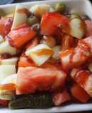 Ensalada de tomate, pepino y encurtidos