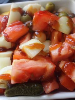 Una foto de Ensalada de tomate, pepino y encurtidos