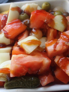 Una foto de Ensalada de tomate, pepino y encurtidos