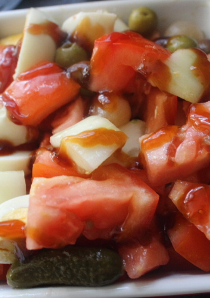 Una foto de Ensalada de tomate, pepino y encurtidos