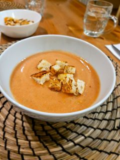 Una foto de Gazpacho andaluz tradicional