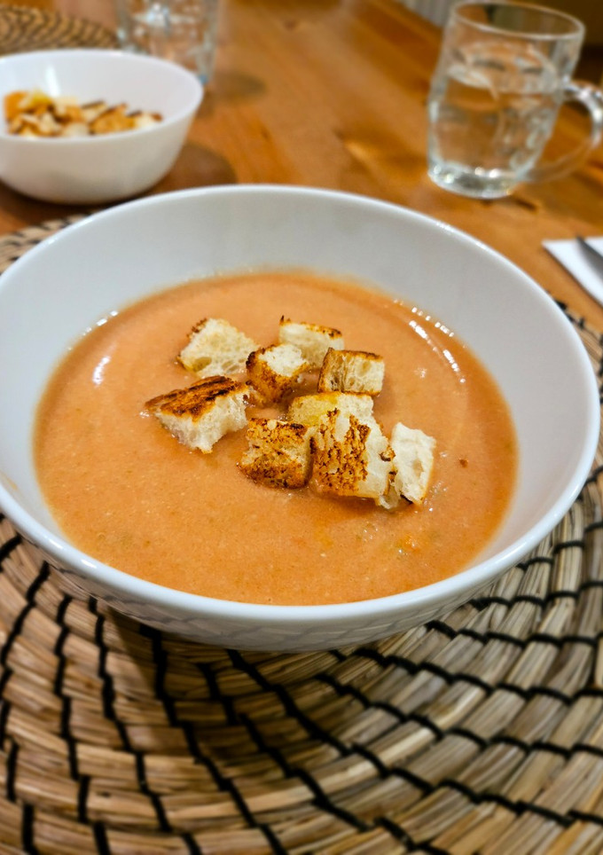 Una foto de Gazpacho andaluz tradicional