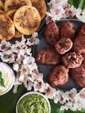 Kibbeh le mie polpette libanesi con pane manaqish salsa verde e allo yogurt
