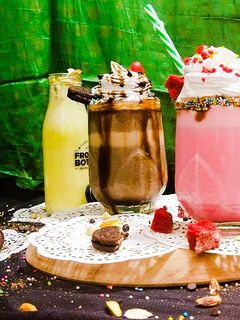 ઓરિયો મિલ્કશેક (Oreo milkshake recipe in Gujarati) રેસીપી મુખ્ય ફોટો