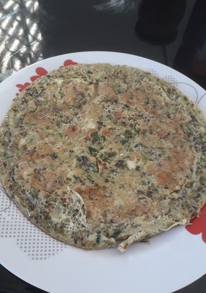 Una foto de Tortilla de ajo y perejil