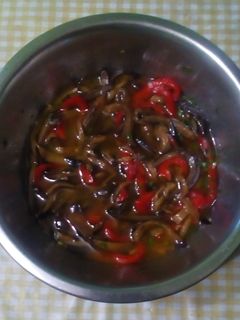 Una foto de Conserva de berenjenas 🍆 y morrón rojo (antipasto)