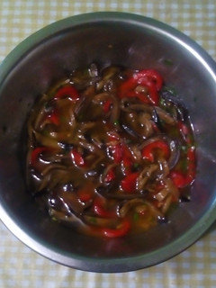 Una foto de Conserva de berenjenas 🍆 y morrón rojo (antipasto)