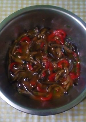 Una foto de Conserva de berenjenas 🍆 y morrón rojo (antipasto)