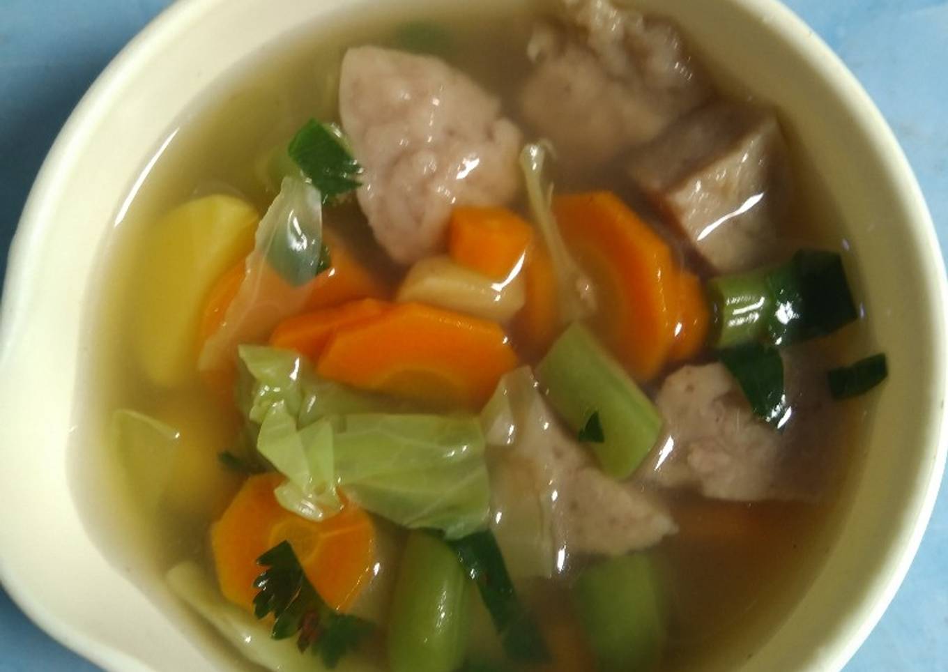 Sup sayur dengan bakso