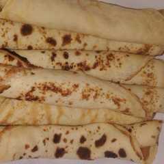 Una foto de Panqueques rellenos con manjar ♡