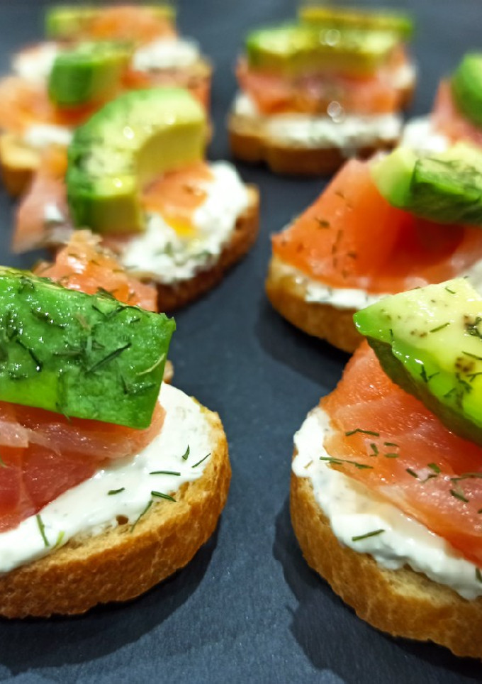 Una foto de Entrantes navideños 🎄 de salmón ahumado 🐟 y mousse de queso 🧀