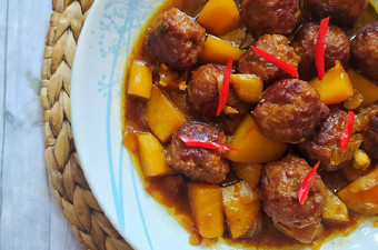 Bagaimana Membuat Semur Bola-bola daging isi telur puyuh Simpel