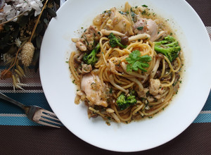 【一人食】清炒雞肉蕈菇義大利麵 的食譜成品照片