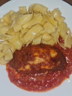 Käse-Hähnchen mit Tomatensauce und Butter-Bandnudeln Rezepthauptbild