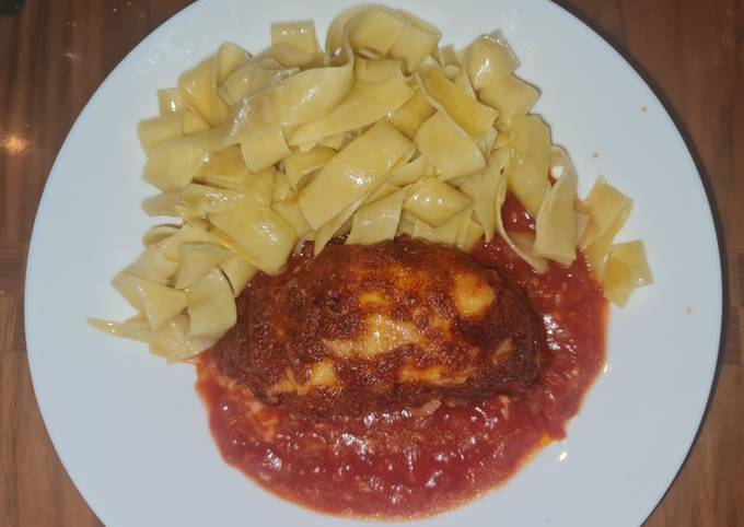 Käse-Hähnchen mit Tomatensauce und Butter-Bandnudeln