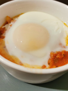 Une photo de Œuf cocotte à la tomate et au thon