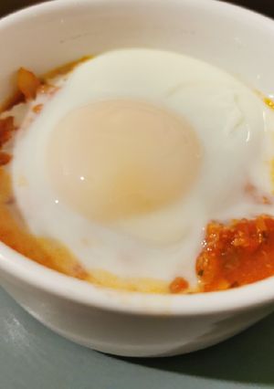 Une photo de Œuf cocotte à la tomate et au thon