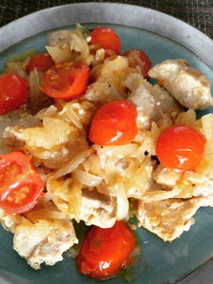 Foto principal de Atún encebollado con tomatitos