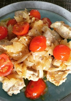 Una foto de Atún encebollado con tomatitos