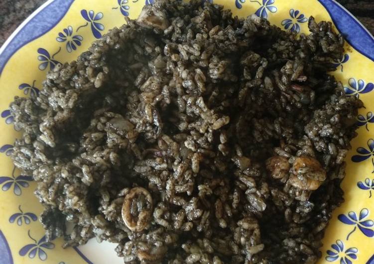 Arroz negro con sepia, calamar y gambitas