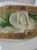 Panino con caprino carpaccio di pera e rucola