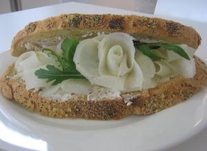 Foto di Panino con caprino carpaccio di pera e rucola