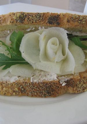 Foto di Panino con caprino carpaccio di pera e rucola